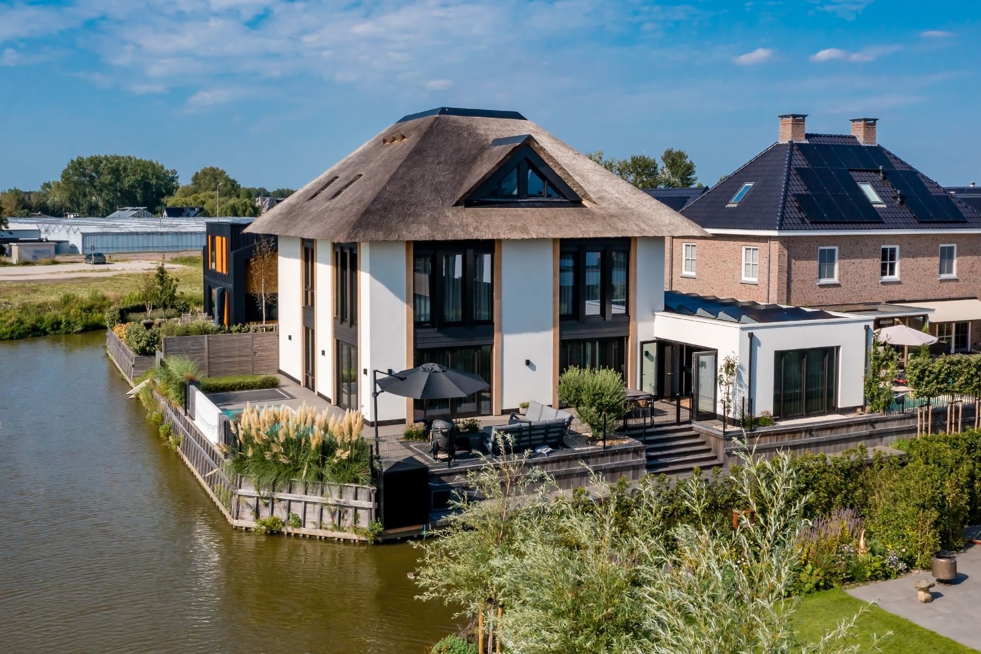 Rietgedekte villa aan het water te Kwintsheul