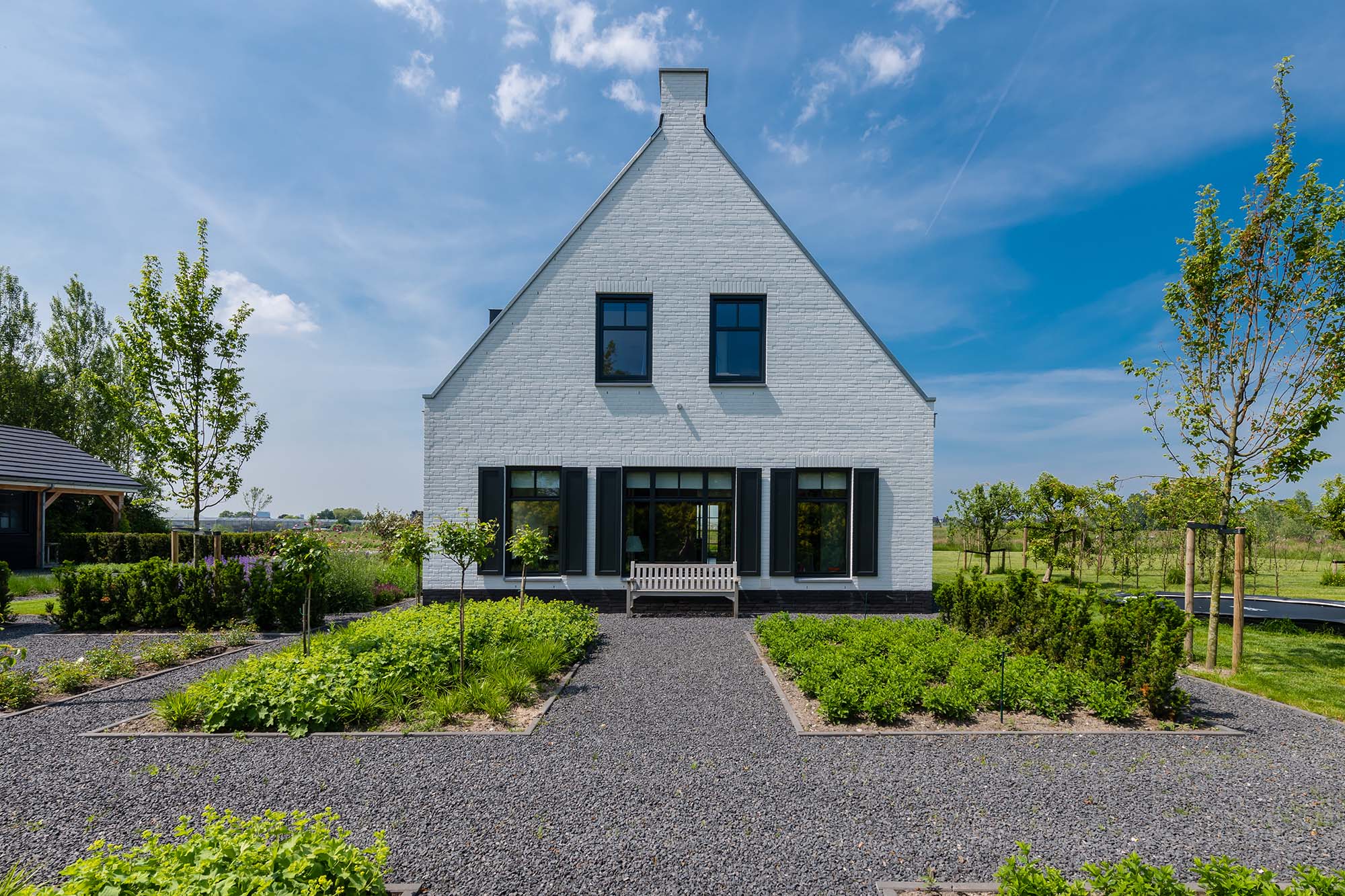 Wit gekeimde notariswoning met doorgeschoten gevel